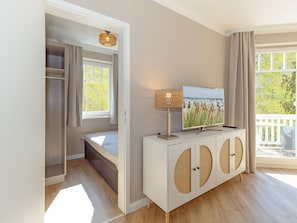2 bedrooms, in-room safe, WiFi, bed sheets