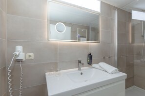 Shower, hair dryer, towels - FW 46, apartments on the beach - max. 4 persons - FeWo Am Strand / (Kühlungsborn)