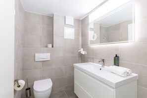 Douche, séchoir à cheveux, serviettes fournies