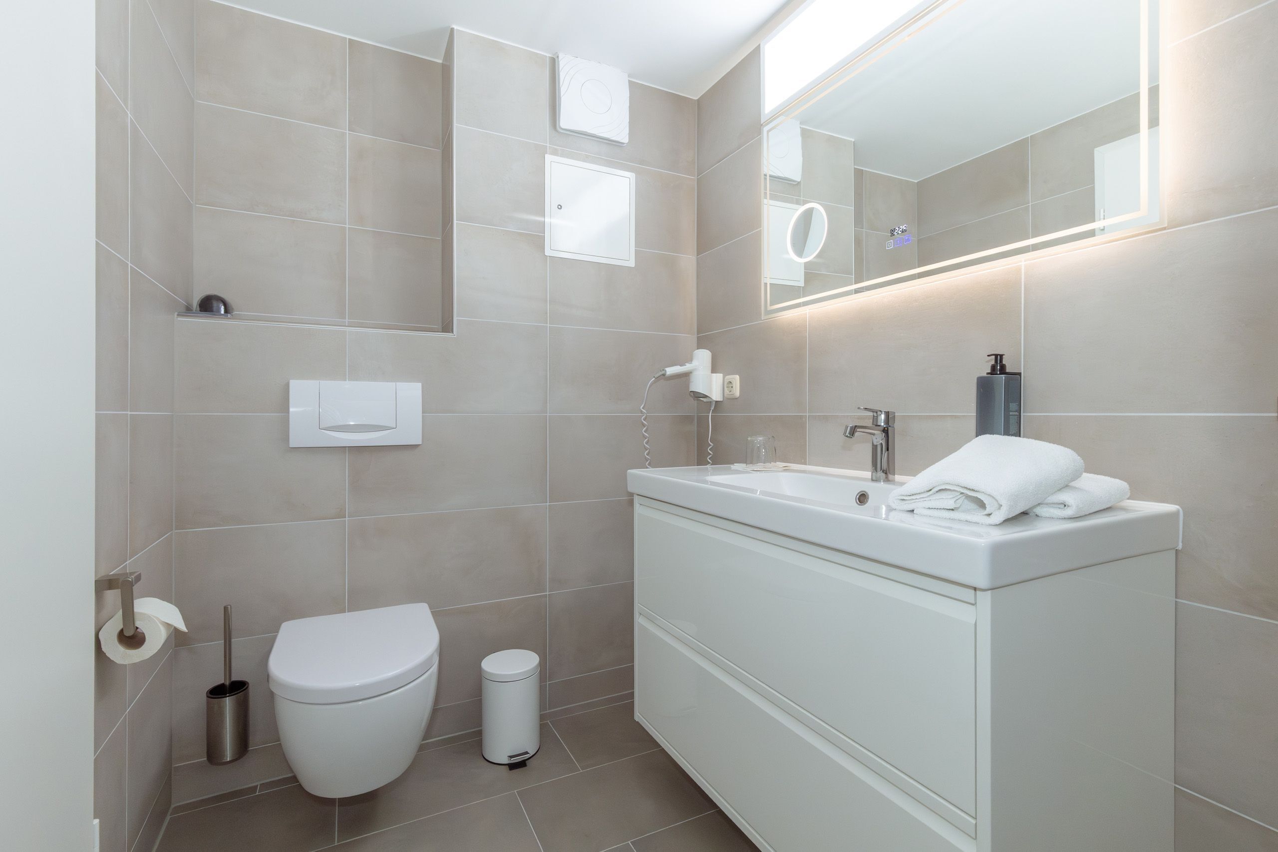 Een douche, een haardroger, handdoeken