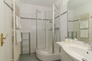 Dusche, Haartrockner, Handtücher