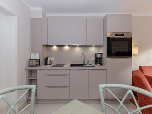 Wasserkocher mit Kaffee-/Teezubehör, Kühlschrank, Mikrowelle