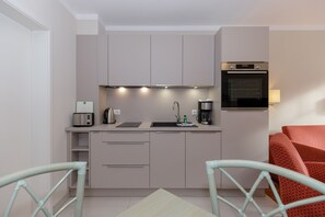 Een koelkast, een microgolfoven, een koffiezetapparaat/waterkoker