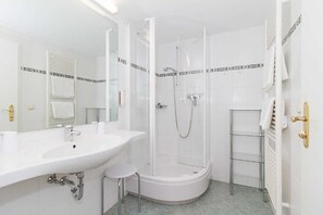 Dusche, Haartrockner, Handtücher