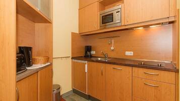 Fridge, microwave, dishwasher, coffee/tea maker