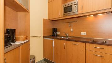 Coffee/tea maker, fridge, microwave, dishwasher