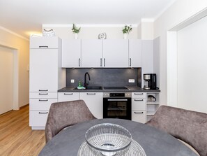 Kühlschrank, Mikrowelle, Ofen, Geschirrspüler