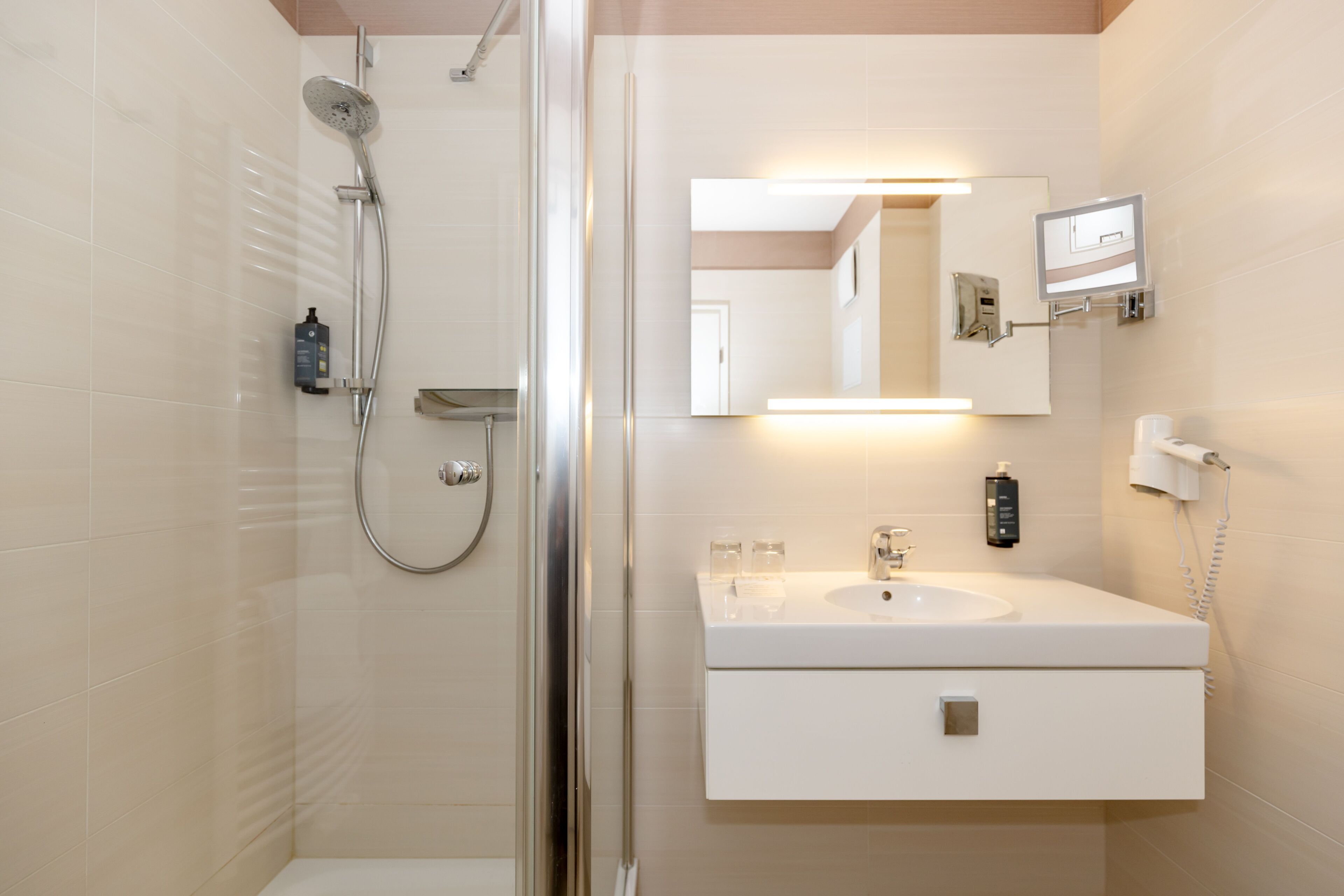Shower, hair dryer, towels