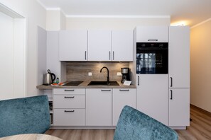 Kühlschrank, Mikrowelle, Ofen, Wasserkocher mit Kaffee-/Teezubehör