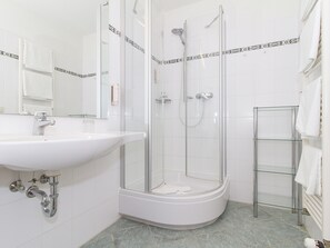 Shower, hair dryer, towels - FW 34, apartments on the beach - max. 4 persons - FeWo Am Strand / (Kühlungsborn)