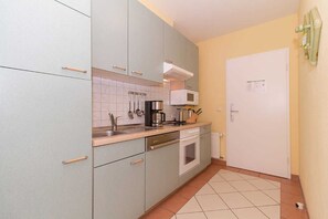 Kühlschrank, Geschirrspüler, Wasserkocher mit Kaffee-/Teezubehör