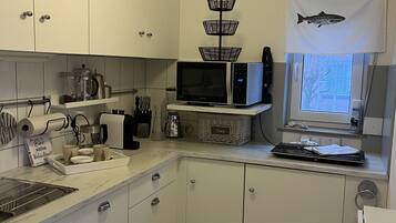 KĂŒhlschrank, Mikrowelle, Herdplatte, GeschirrspĂŒler