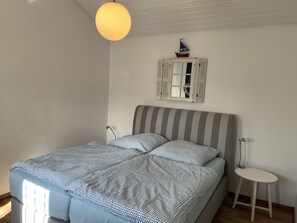 1 bedroom, desk, WiFi, bed sheets - Small house with a large garden (Braunfels)