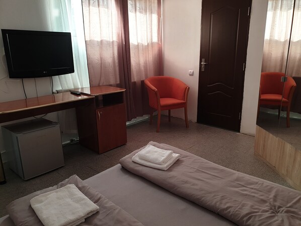 1 chambre, bureau, fer et planche à repasser, Wi-Fi gratuit