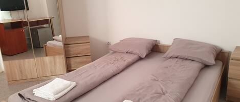 1 bedroom, desk, iron/ironing board, free WiFi