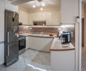 Departamento Grand, 3 habitaciones | Cocina privada | Horno, cafetera de espresso y utensilios de cocina 