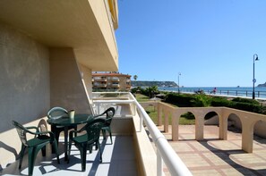 Outdoor dining - ARGONAVIS 132 (Estartit)