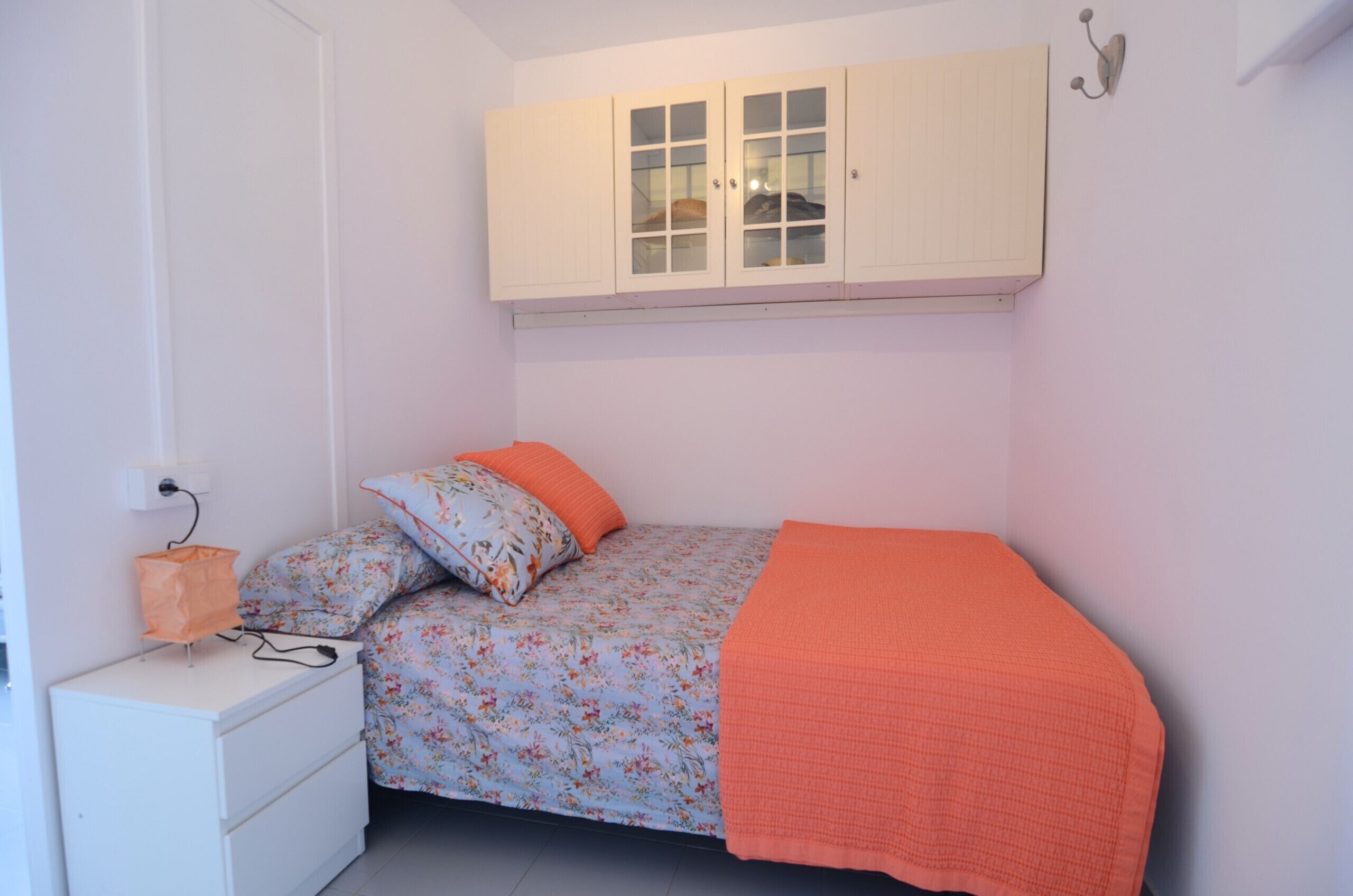 Iron/ironing board, bed sheets