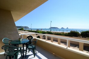 Outdoor dining - ARGONAVIS 132 (Estartit)
