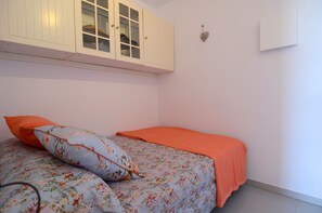 Iron/ironing board, bed sheets - ARGONAVIS 132 (Estartit)