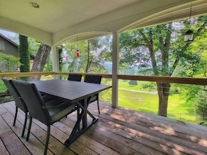 Outdoor dining - Fairway Mountain Retreat-Views-5min to Downtown (Waynesville)