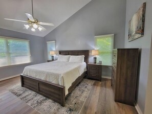 3 soverom, strykejern/-brett, internettilgang og sengetøy