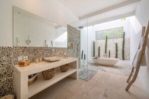 Villa, 4 Bedrooms, Smoking, Private Pool | Bathroom | Shower, towels - Amazing Jungle View Villa, 4 BR, Ubud With Staff (Ubud)