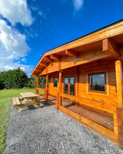 Modern 3-Bed Cabin with Netflix & Lakeviews