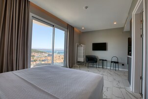 Superior Stüdyo, Özel Banyo, Deniz Manzaralı | Kaliteli yatak takımı, minibar, ses yalıtımı, ütü/ütü masası 