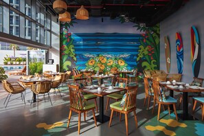 5 restaurants; breakfast, lunch and dinner served 