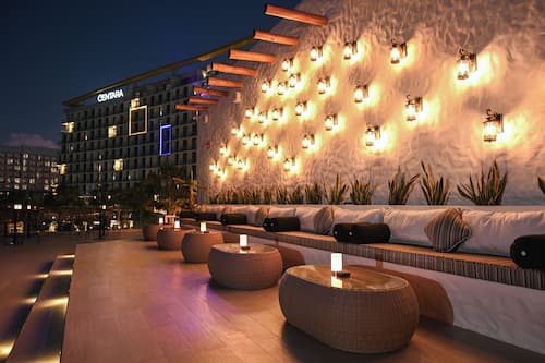 3 bars, bar en bord de piscine, bar de plage