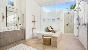 Douche, sèche-cheveux, serviettes fournies