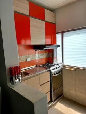 CafetiĂšre/bouilloire, batterie de cuisine, vaisselle et ustensiles