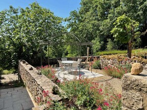 Outdoor dining - Charming stone house with garden and fireplace, pets allowed (Les Eyzies-de-Tayac-Sireuil)