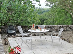 Outdoor dining - Charming stone house with garden and fireplace, pets allowed (Les Eyzies-de-Tayac-Sireuil)