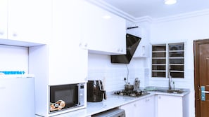 Fridge, microwave, oven, coffee/tea maker