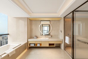 ห้องสวีท, 1 ห้องนอน | ห้องน้ำ | เรนชาวเวอร์, ของใช้ในห้องน้ำฟรี, ไดร์เป่าผม, เสื้อคลุมอาบน้ำ