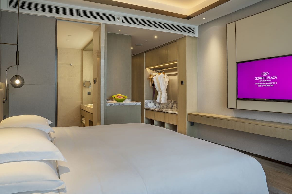 Standard Room, 1 King Bed, City View