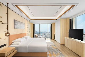 Minibar, in-room safe, desk, laptop workspace - Crowne Plaza Changsha Development Zone by IHG (Changsha)