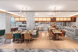 3 restaurants, breakfast served - Crowne Plaza Changsha Development Zone by IHG (Changsha)