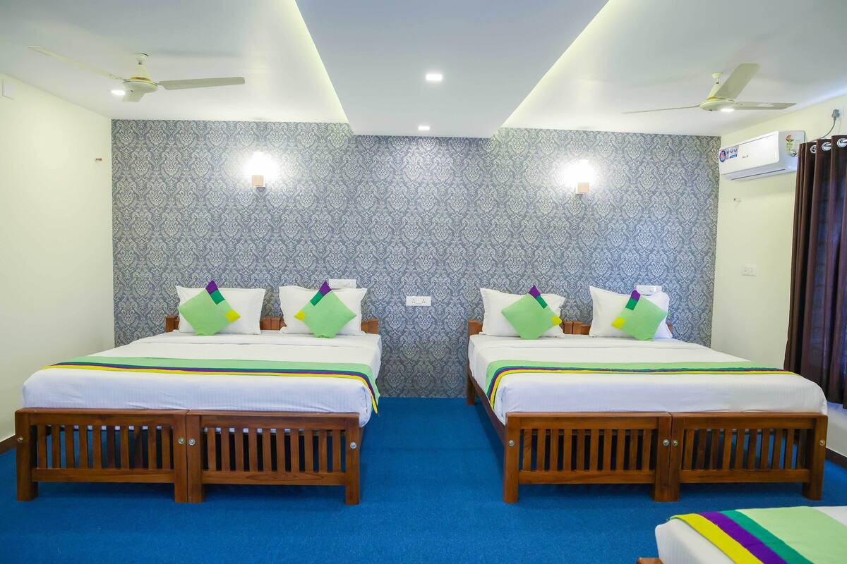 Premium Room | Desk, iron/ironing board (on request), rollaway beds (surcharge)