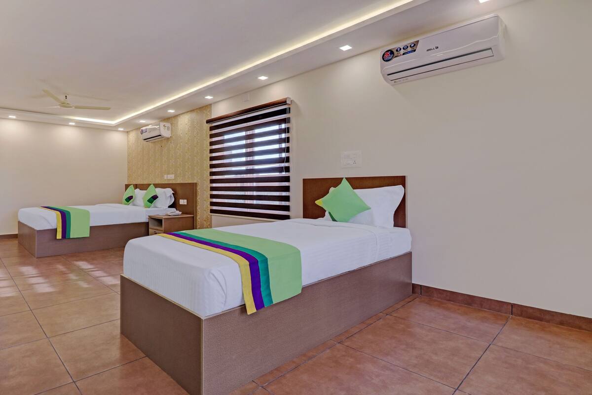Deluxe Room | Desk, iron/ironing board (on request), rollaway beds (surcharge)