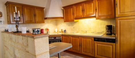 Kühlschrank, Mikrowelle, Ofen, Geschirrspüler