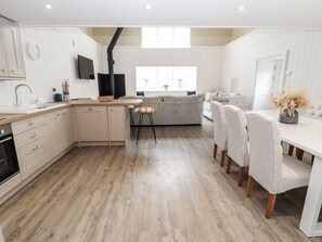 Cottage | Private kitchen | Fridge, microwave, dishwasher, electric kettle