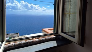 Una finestra con vista sul mare e sul cielo.