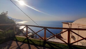 Vista sulla costa con una scala che conduce a un edificio con una cupola.