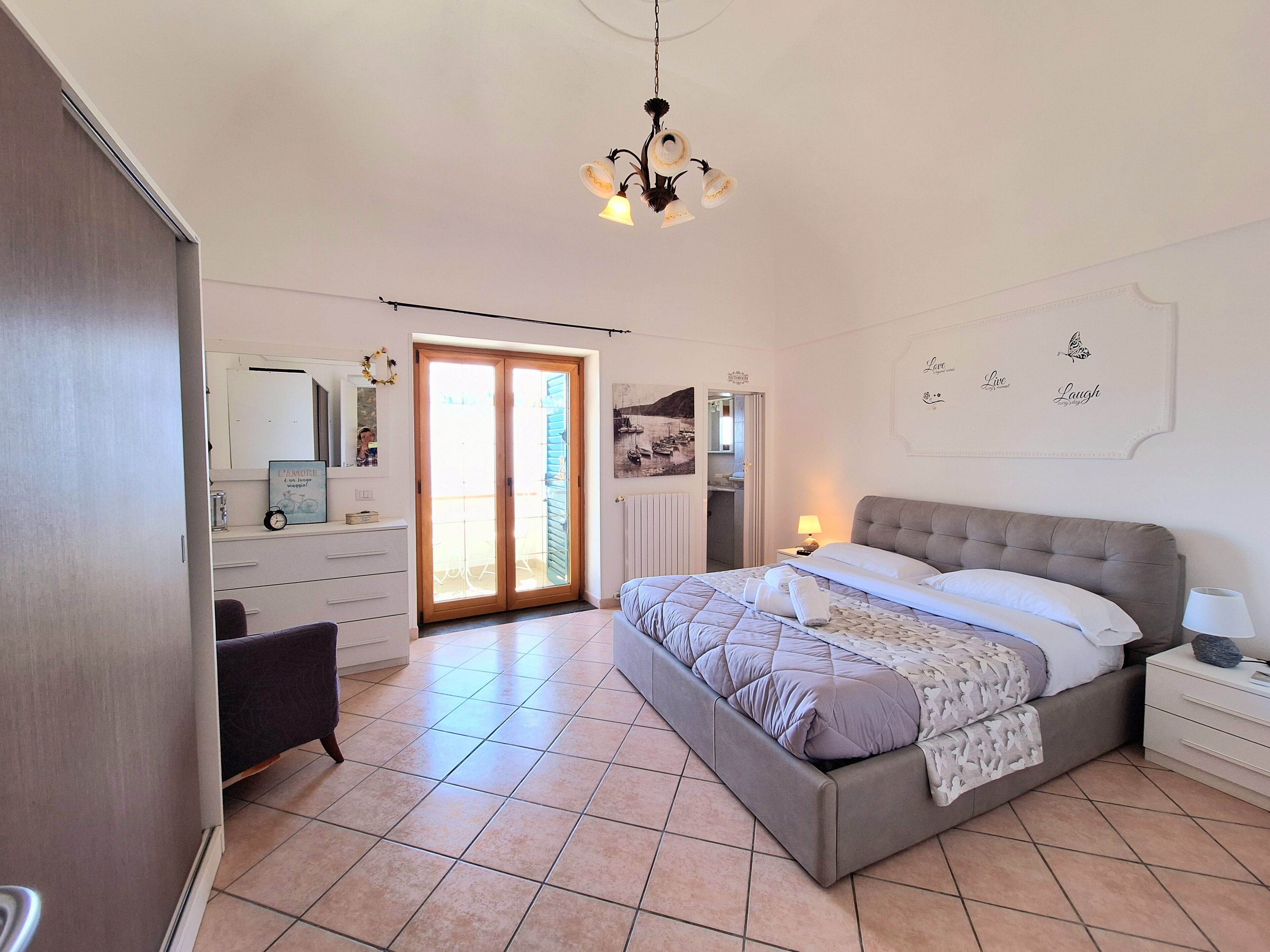 2 slaapkamers, een strijkplank/strijkijzer, reisbedje, gratis wifi