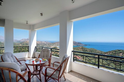 A 5bedroom villa with pool & amazing seaview