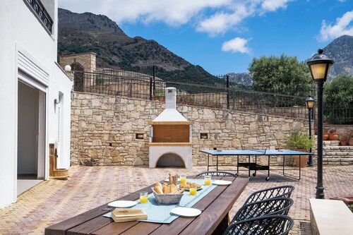 A 5bedroom villa with pool & amazing seaview