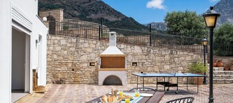 A 5bedroom villa with pool & amazing seaview